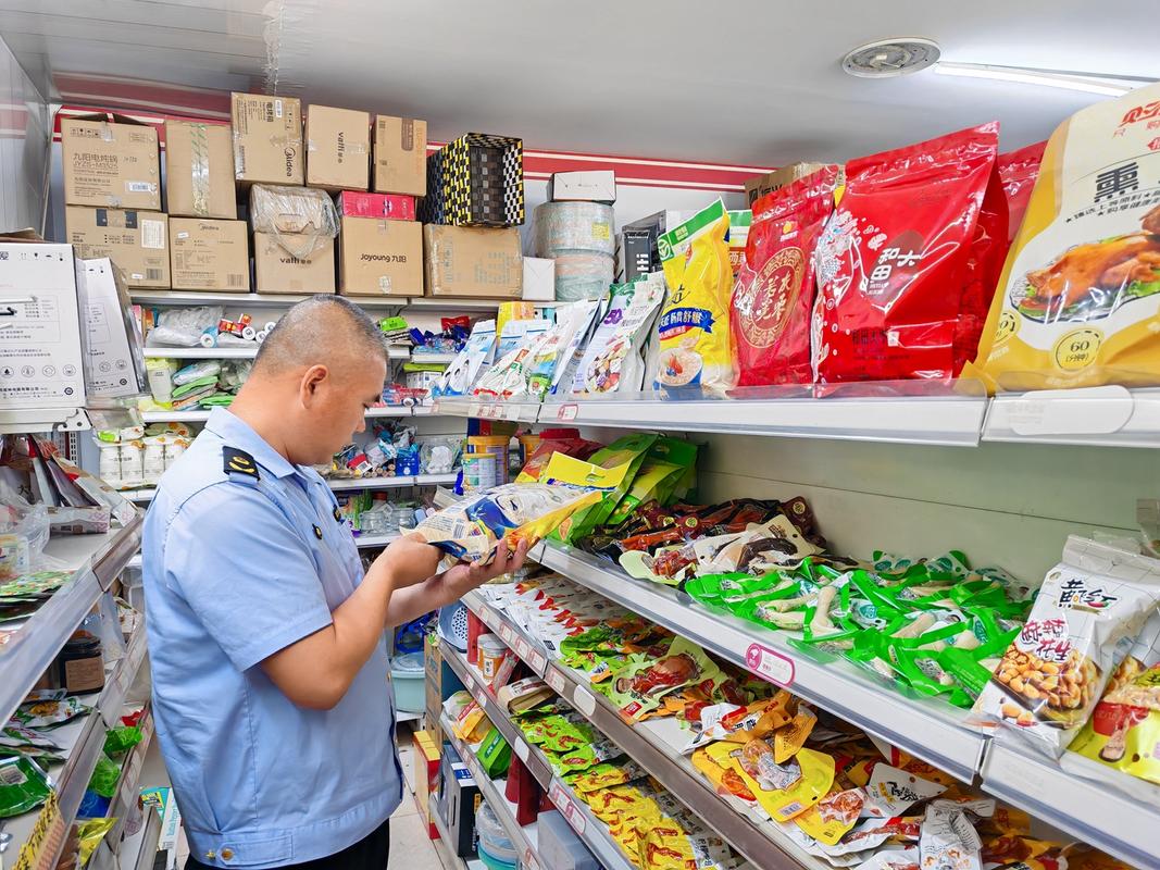 贾林静摄影报道 专项检查护航考点食品安全，1家食堂与8家经营户受检